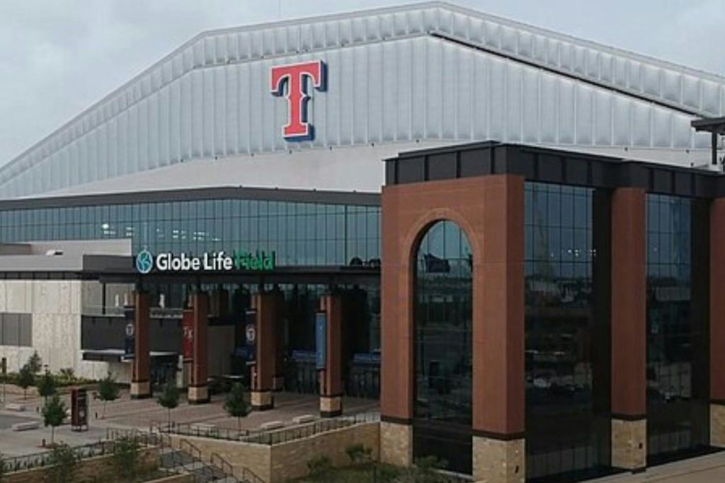 커다란 빨간색 "T" 로고와 현대적인 건축 디자인이 돋보이는 Globe Life Field 경기장 외관.