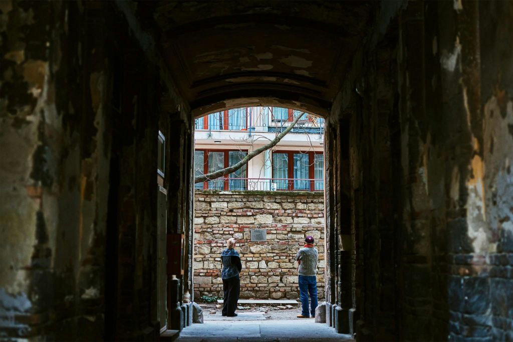 게토 벽을 바라보는 사람들