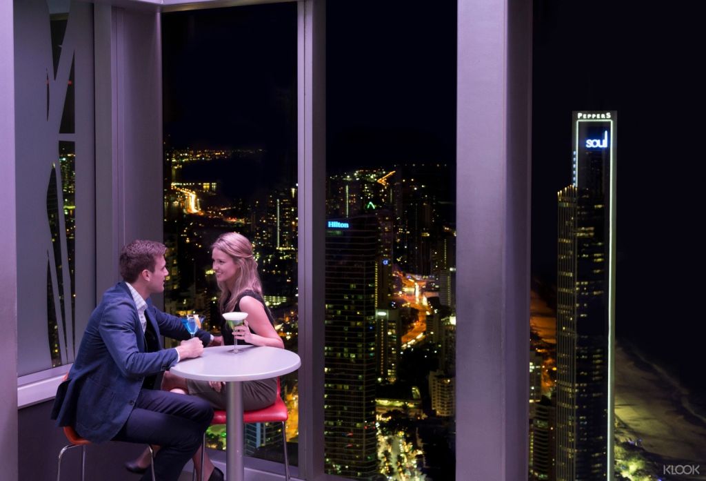 골드코스트 스카이포인트의 분위기 좋은 카페나 바에서 소중한 사람과 낭만적인 밤을 보내세요.