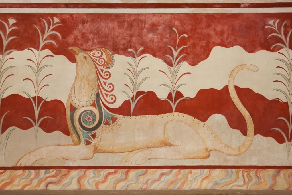 붉은색 배경에 식물로 둘러싸인 섬세한 패턴의 신화적인 사자 같은 생물의 양식화된 벽화입니다.
