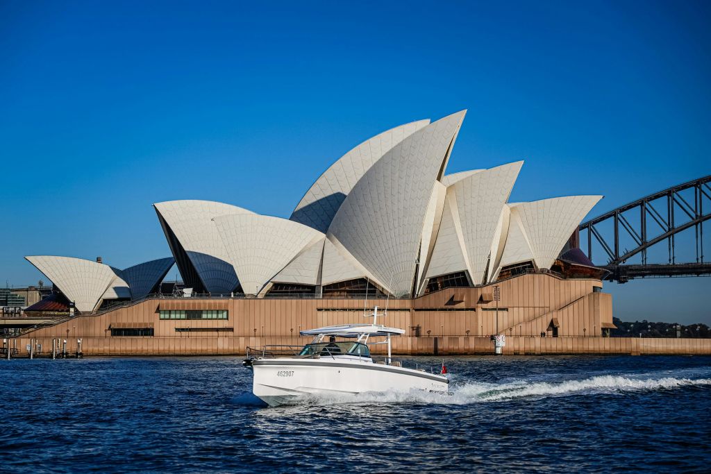 시드니 오페라하우스 앞에서 즐기는 시드니 하버 보트 투어