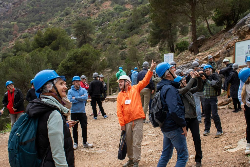 카미니토 델 레이 (Caminito del Rey) 상공을 날아다니는 독수리를 관찰합니다.