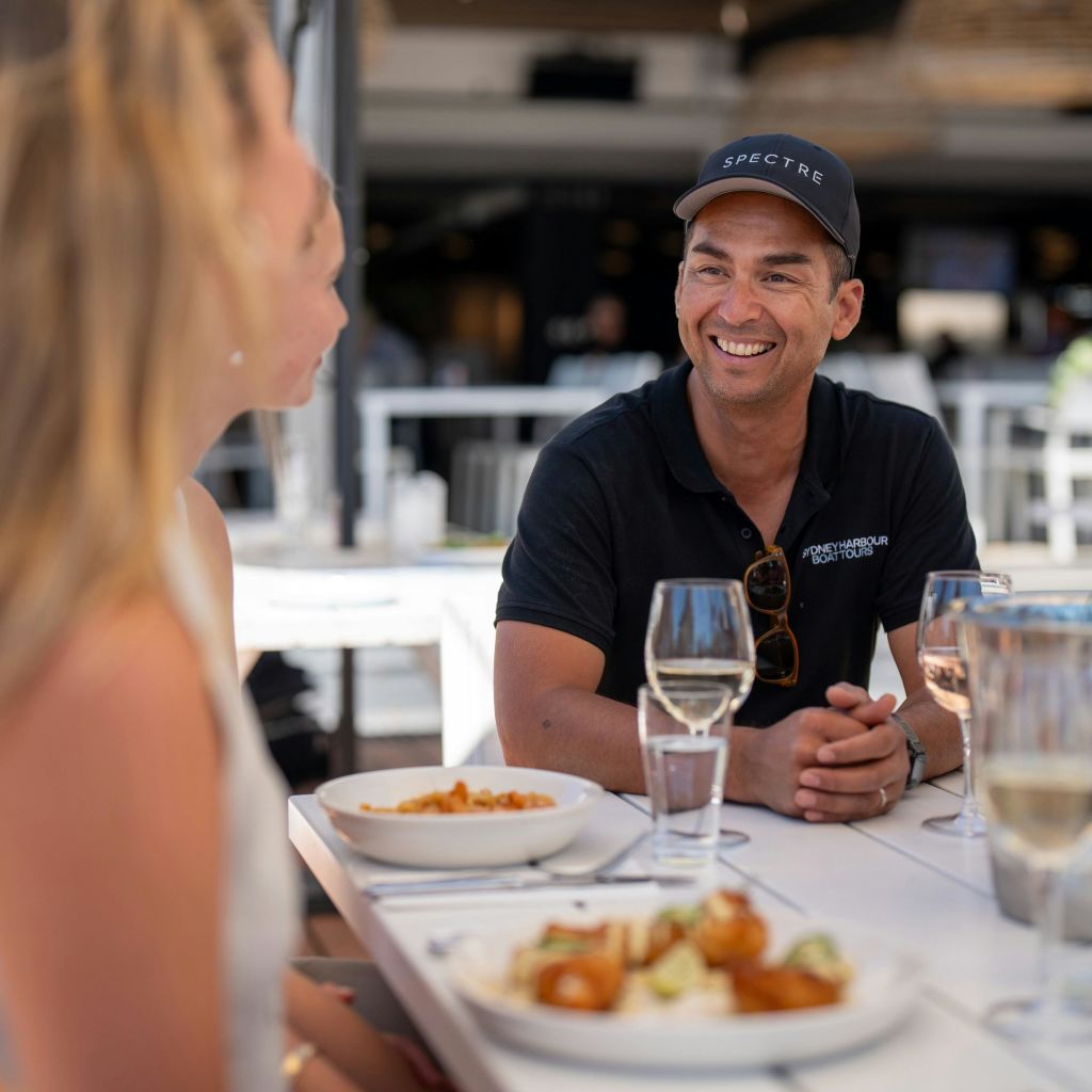 점심 시간에 게스트와 교전하는 시드니 항구 보트 투어 선장
