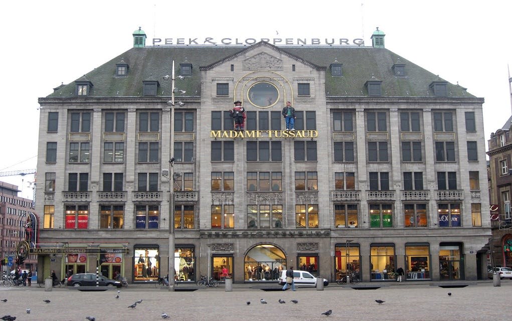 "Madame Tussaud" 와 "Peek & Cloppenburg" 간판이 있는 복층 건물로 1층에 상점 전시를 선보입니다.