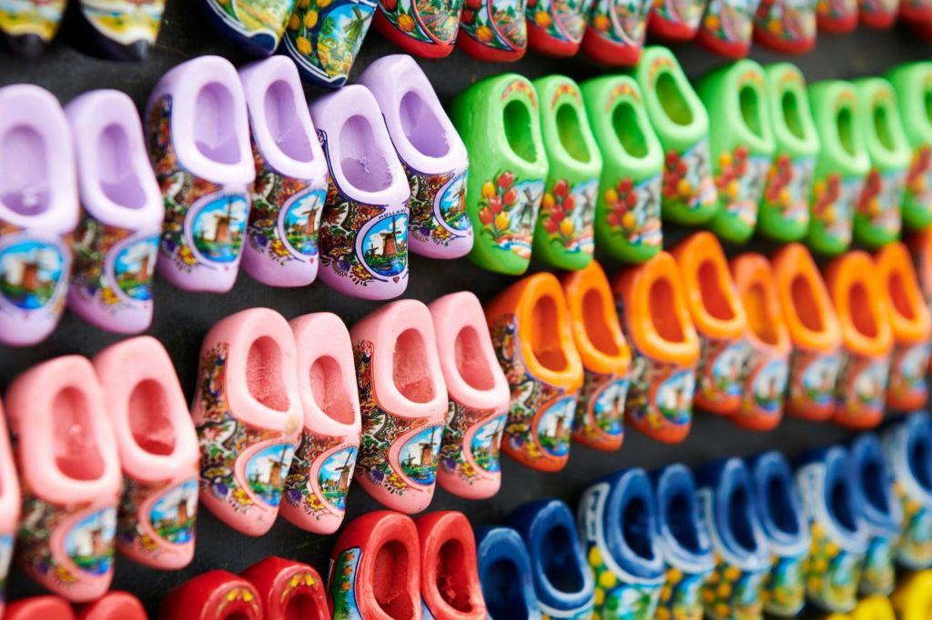 밝은 색상의 미니어처 나무 막힘이 각각 벽에 표시된 세부 패턴으로 장식되어 있습니다.