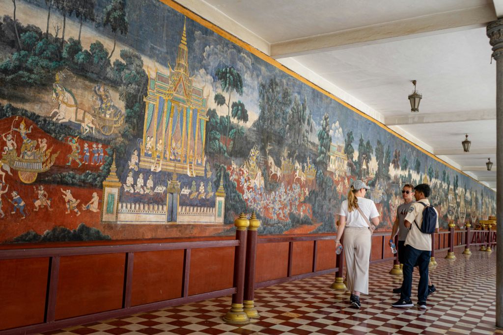 아름다운 왕궁을 방문하여 실버 파고다의 웅장함과 웅장함을 감상하세요.