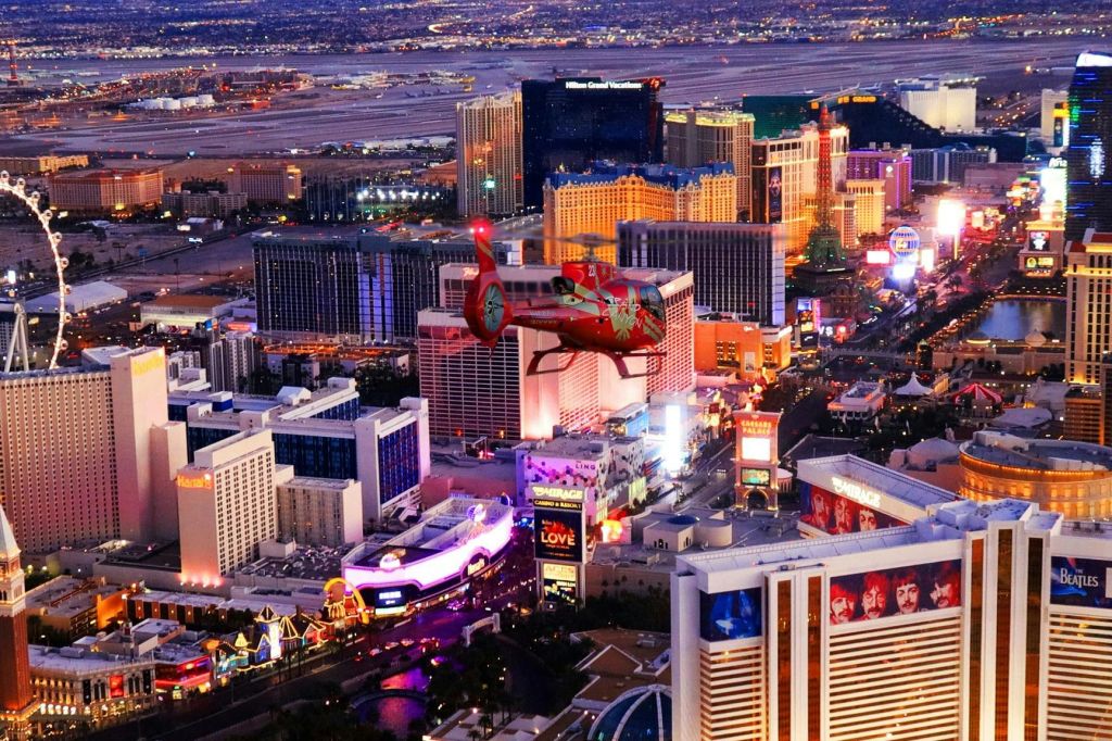 야간에 베가스 스트립 위를 비행하는 헬리콥터