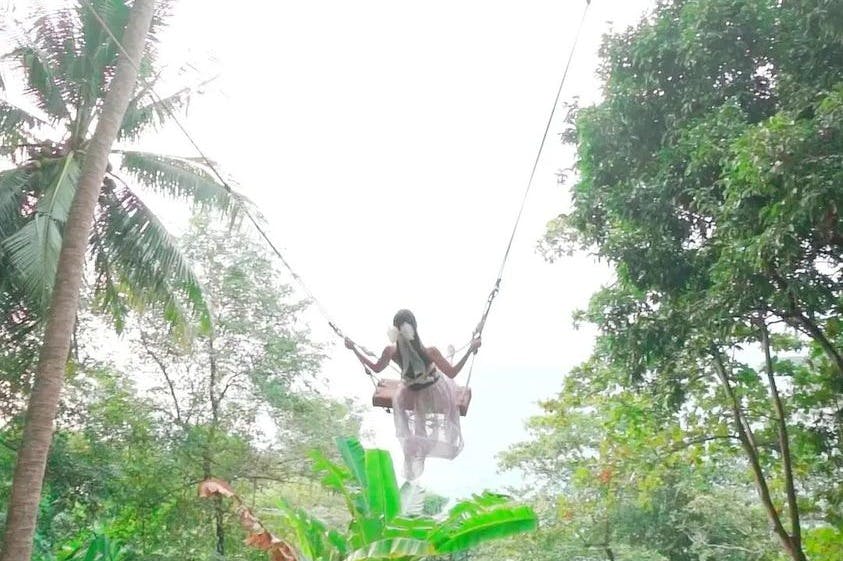 푸켓의 록 비치에서 그네 타기