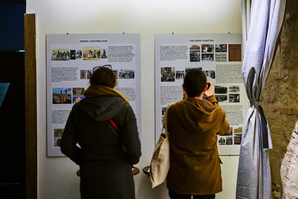 전시회를 보는 사람들