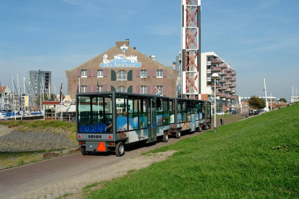 나폴레옹의 명령에 따라 지어진 아스날을 지나는 아름다운 길.