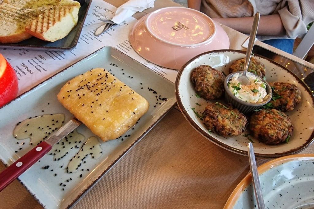 현지 선술집에서 즐기는 저녁 식사