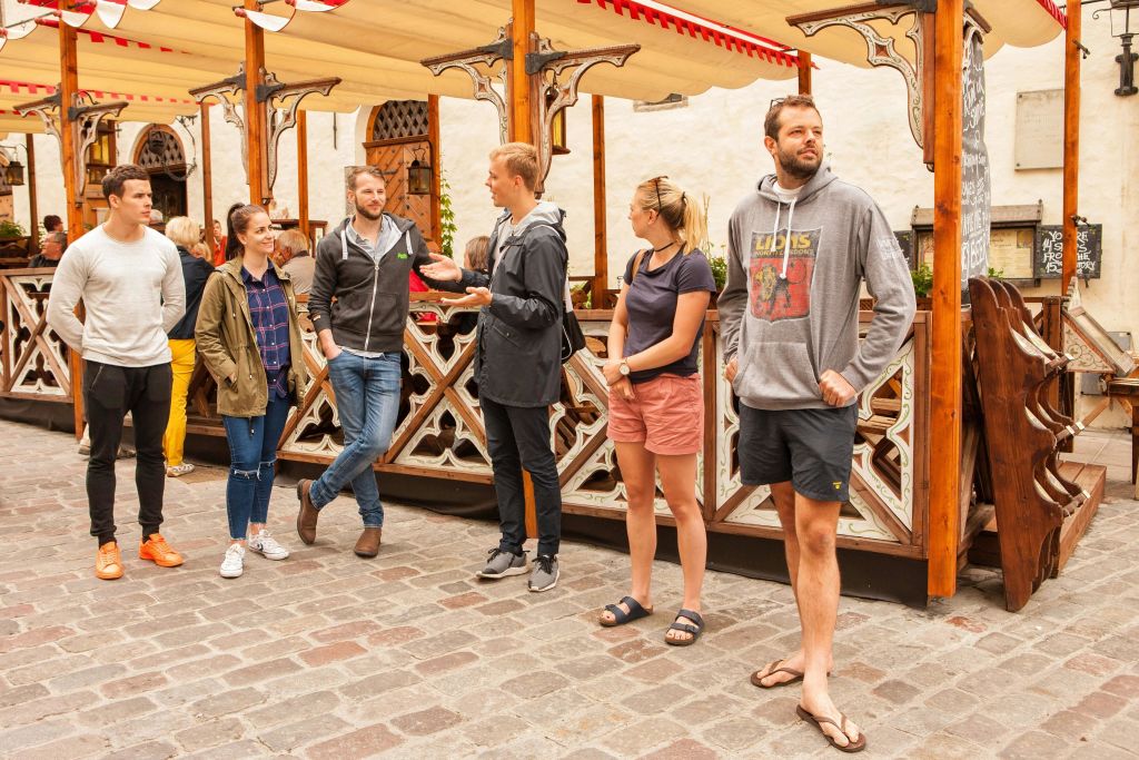 역사와 이야기가 있는 구시가를 산책해보세요.