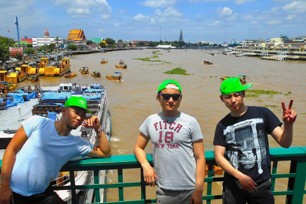 방콕의 생명력 넘치는 왕들의 강을 건너 아름다운 강변 랜드마크의 전경을 즐겨보세요.