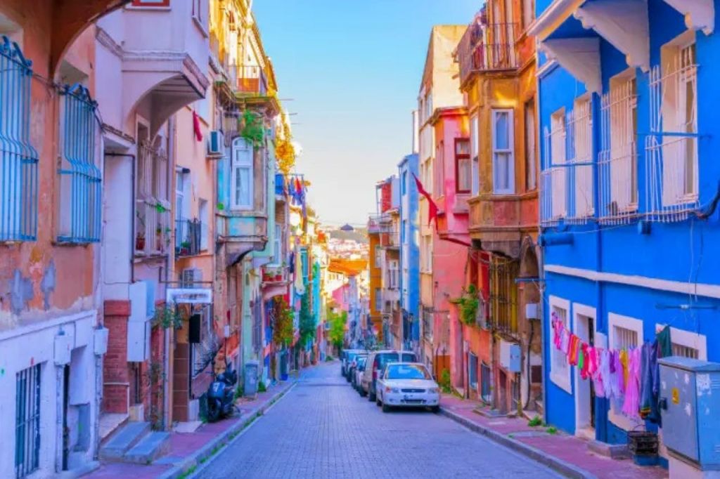 "Balat" 텍스트는 번역이 필요한 외국어가 아닙니다. 터키 이스탄불의 한 지구입니다.