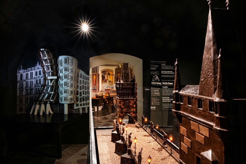 역사의 춤: 춤의 집과 찰스 브리지.