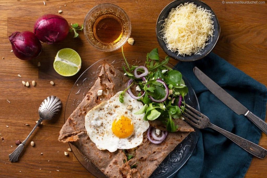 달걀과 햄으로 가득한 유명한 Chez Miam Miam에서 갈레트를 맛보세요