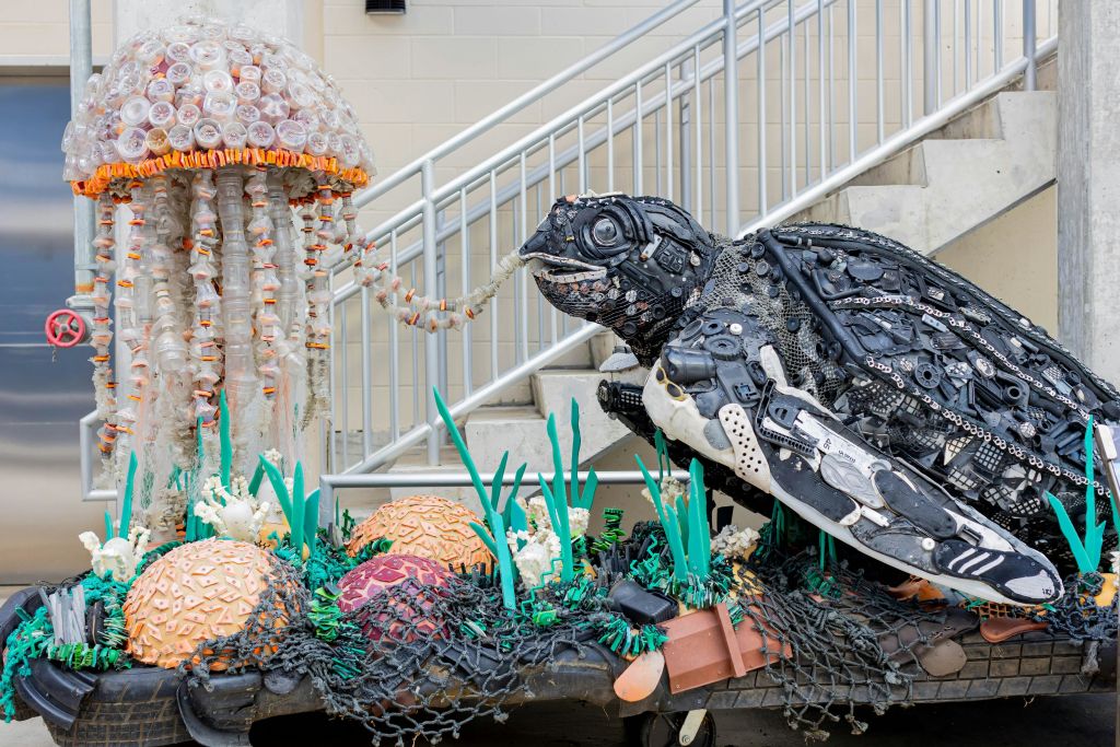 계단을 배경으로 형형색색의 산호초를 배경으로, 재활용 소재로 만든 바다거북과 해파리의 조형물입니다.