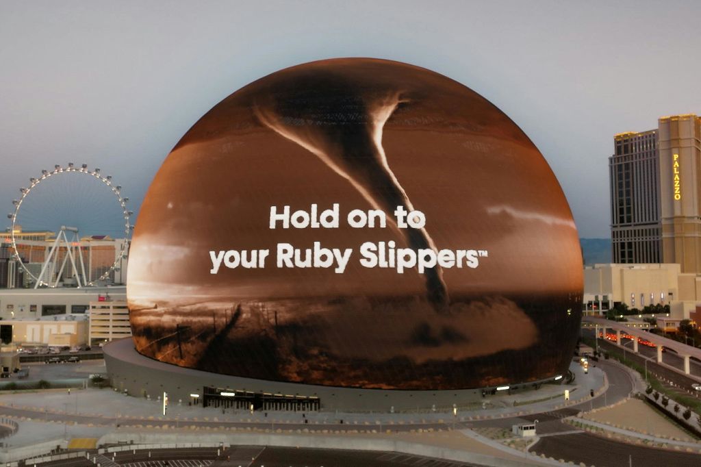 커다란 구형 스크린에 "Hold on to your Ruby Slippers™" 라는 문구와 함께 토네이도가 표시됩니다.