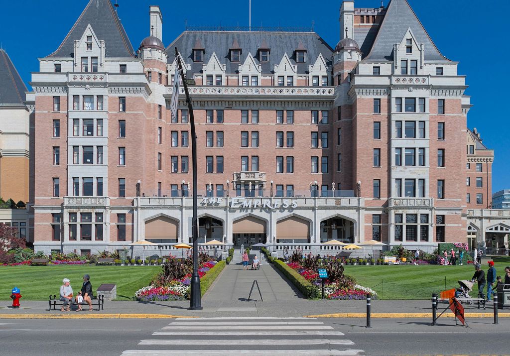 잘 꾸며진 정원과 입구로 이어지는 보행자 통로가 있는 "The Empress" 라는 크고 유서 깊은 벽돌 호텔의 전면 전망.