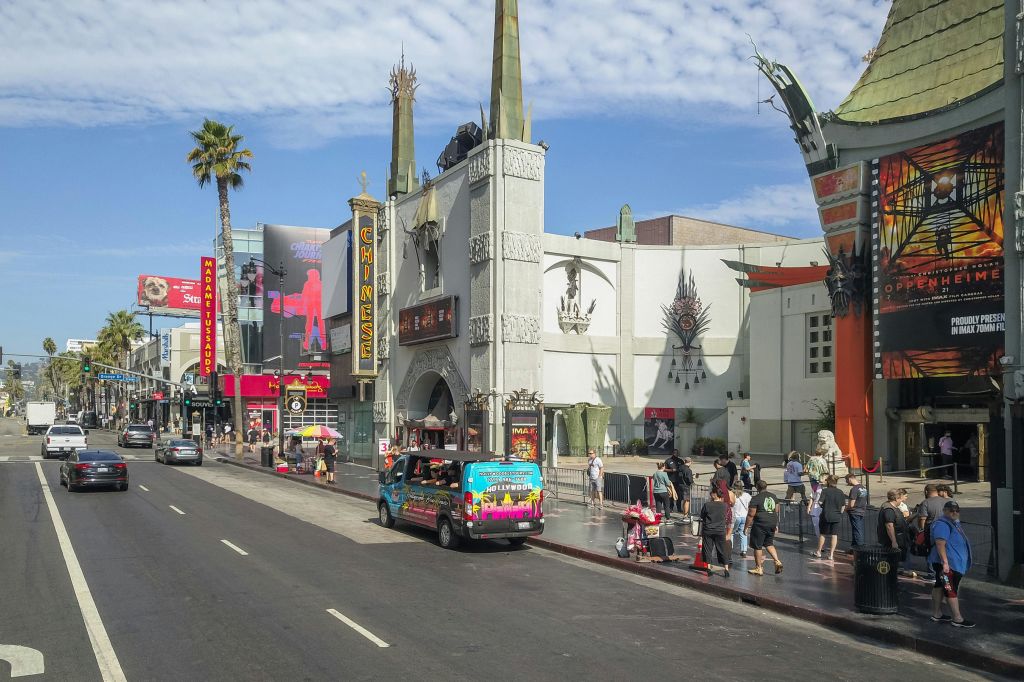 중국 극장 앞에서 즐기는 할리우드 버스 투어