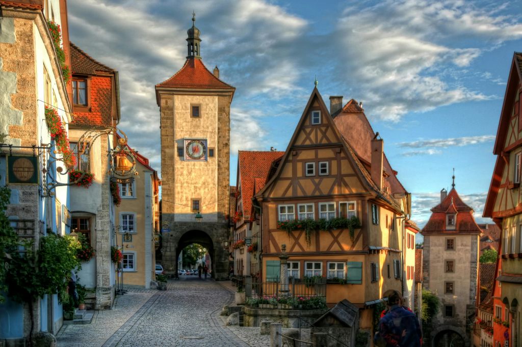 Plo è nlein Rothenburg o.d.Tauber- Tag Gasse Siebersturm Kobolzeller Tor Brunnen leer hell Sommer © Rothenburg Tourismus Service,