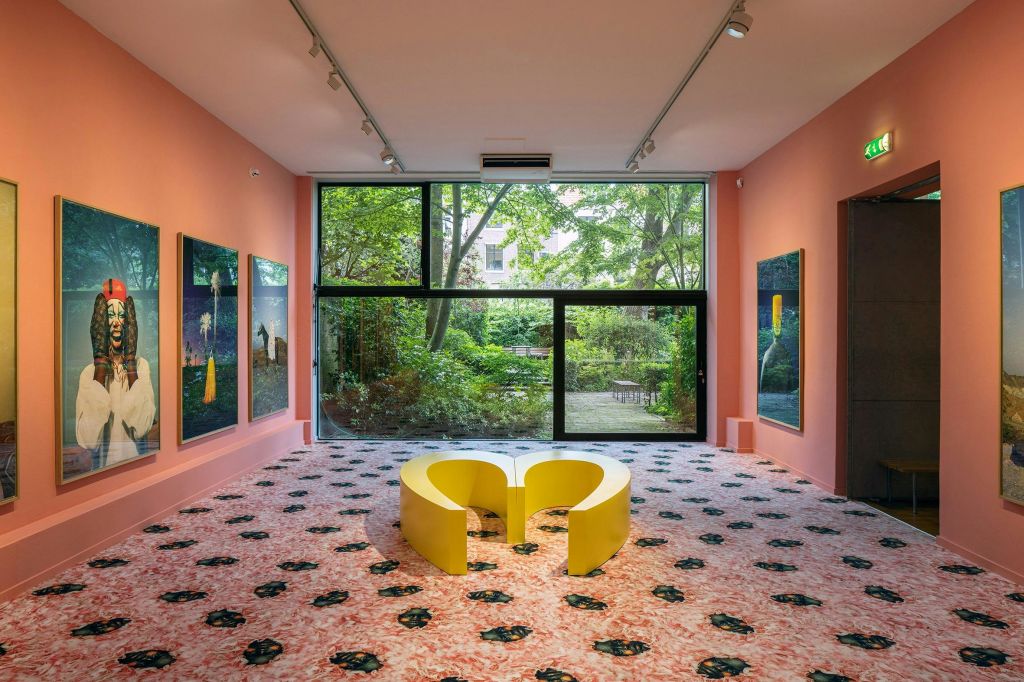 Mous Lamrabat 전시회에서 촬영한 설치 사진