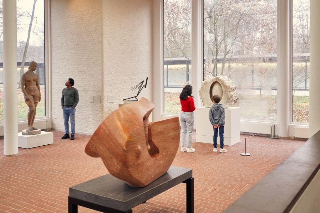 조각 갤러리의 방문객