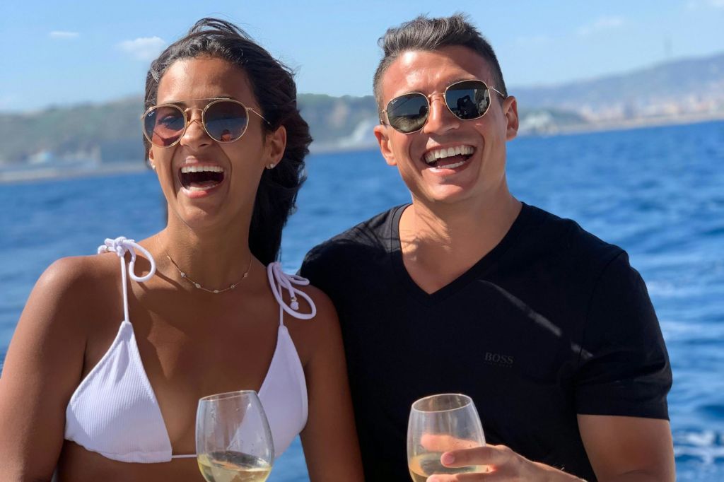 행복한 표정. 기억에 남는 항해 크루즈에 함께하세요.