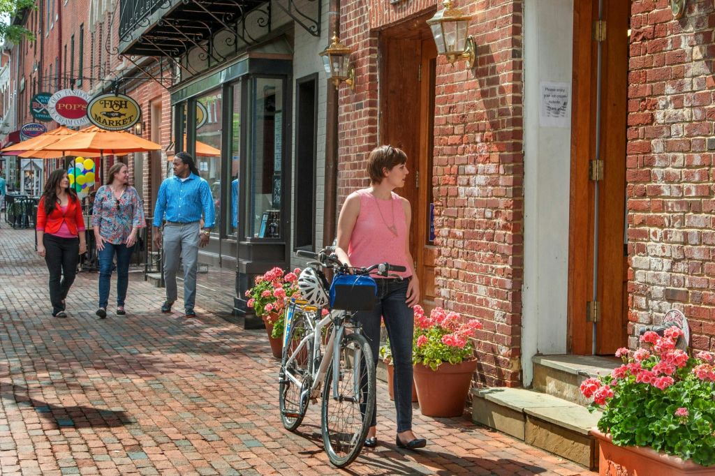 버지니아주 알렉산드리아를 걷는 승객