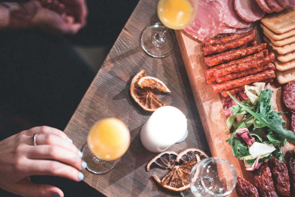 촛불이 켜진 장소에서 폴란드 타파스와 함께 보드카 맛보기