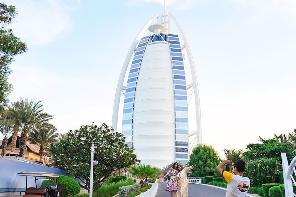 상징적인 버즈 알 아랍 (Burj Al Arab) 을 배경으로 추억을 더해 보세요. 📸✨ # BurjAlArabViews # MemoriesInLuxury