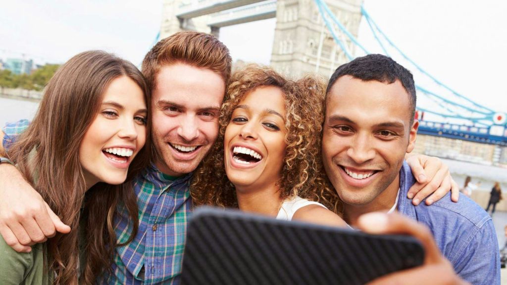 투어를 즐기는 사람들