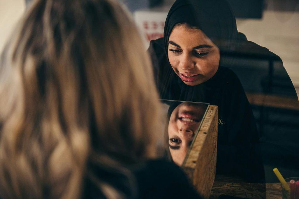 자신을 눈멀게 하려는 방문자.