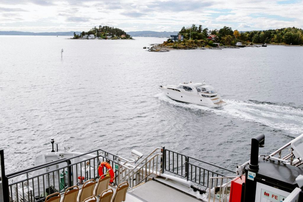 전기 보트를 타고 즐기는 관광