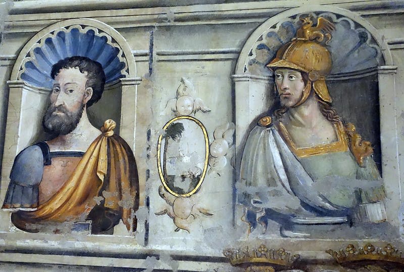 금색 헬멧을 쓴 수염 난 남자의 프레스코화와 그 옆의 화려한 액자 디테일이 돋보이는 골방에 장식된 갑옷.