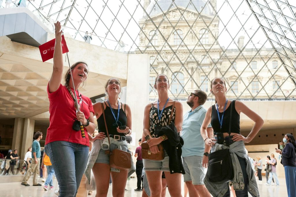 3시간에 걸친 가이드 투어를 마친 소그룹 투어는 루브르 박물관 내부에서 마무리됩니다. 계속 둘러보세요.