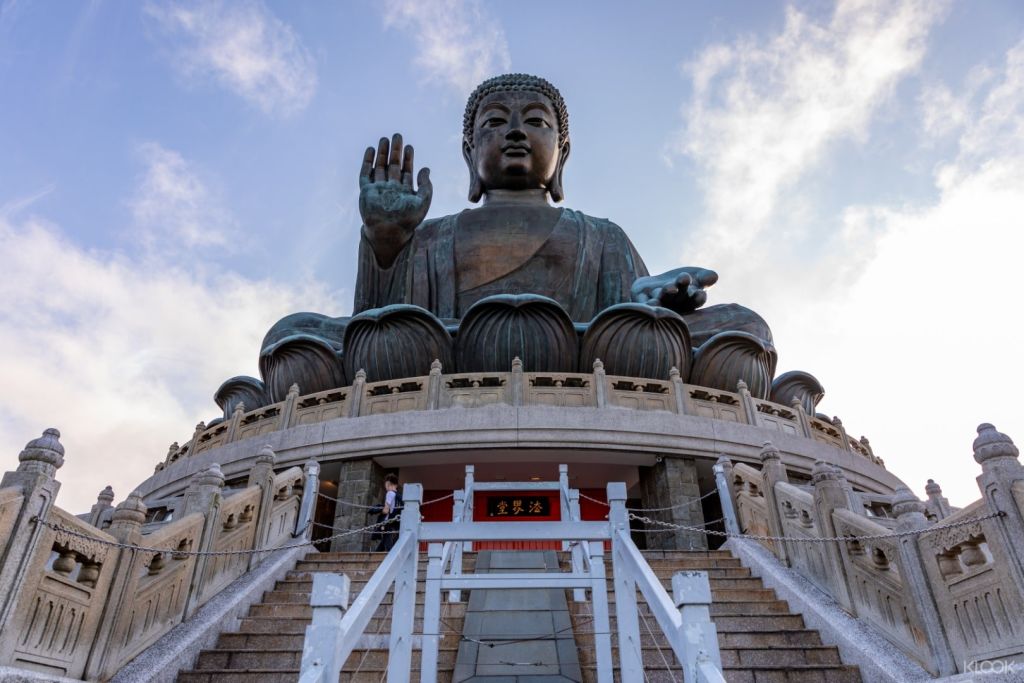 세계에서 가장 큰 좌불을 방문하여 장엄한 산의 전경을 감상하세요.
