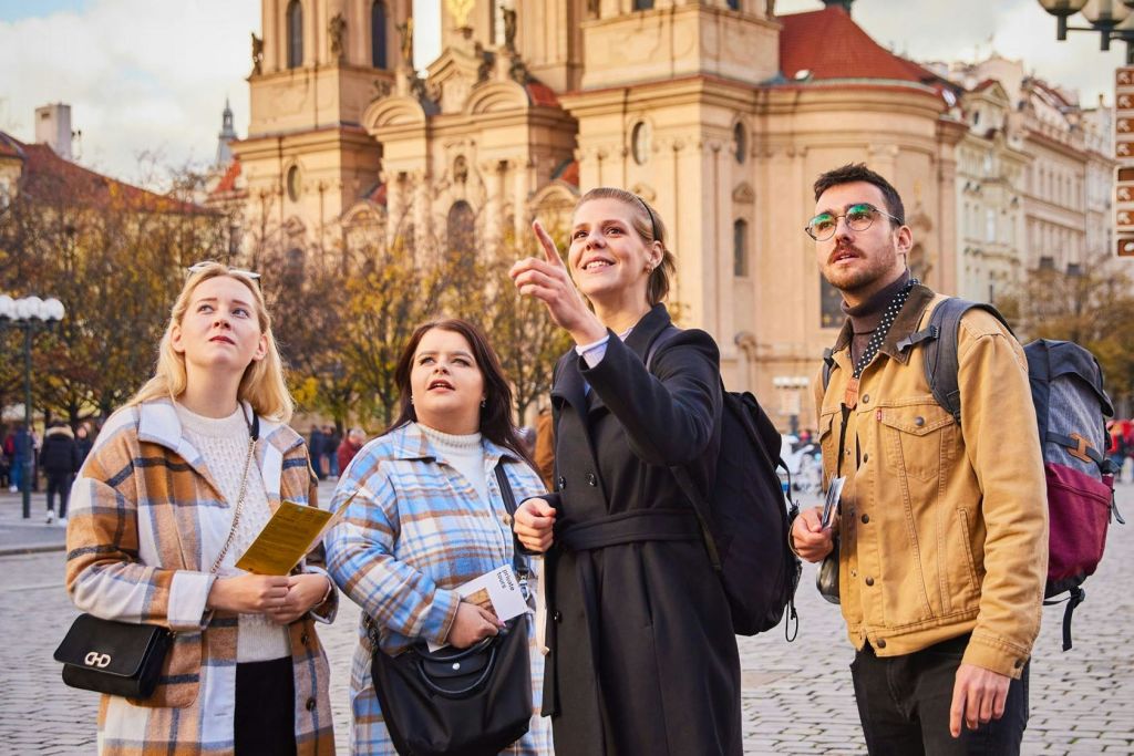 공식 가이드의 서비스를 이용하실 수 있습니다. 공식 가이드가 프라하를 소개해 드리며, 프라하 방문자 패스로 무료입니다.