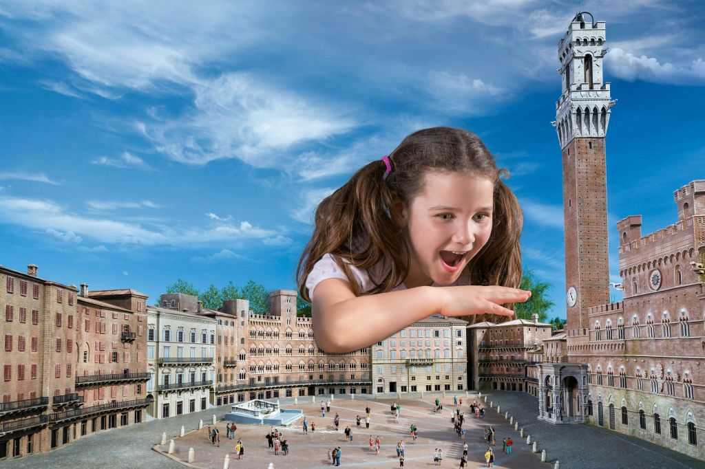 역사적인 건축물이 있는 이탈리아 스타일의 광장 위에 거대한 크기의 소녀가 나타나는 장난스러운 묘사입니다.