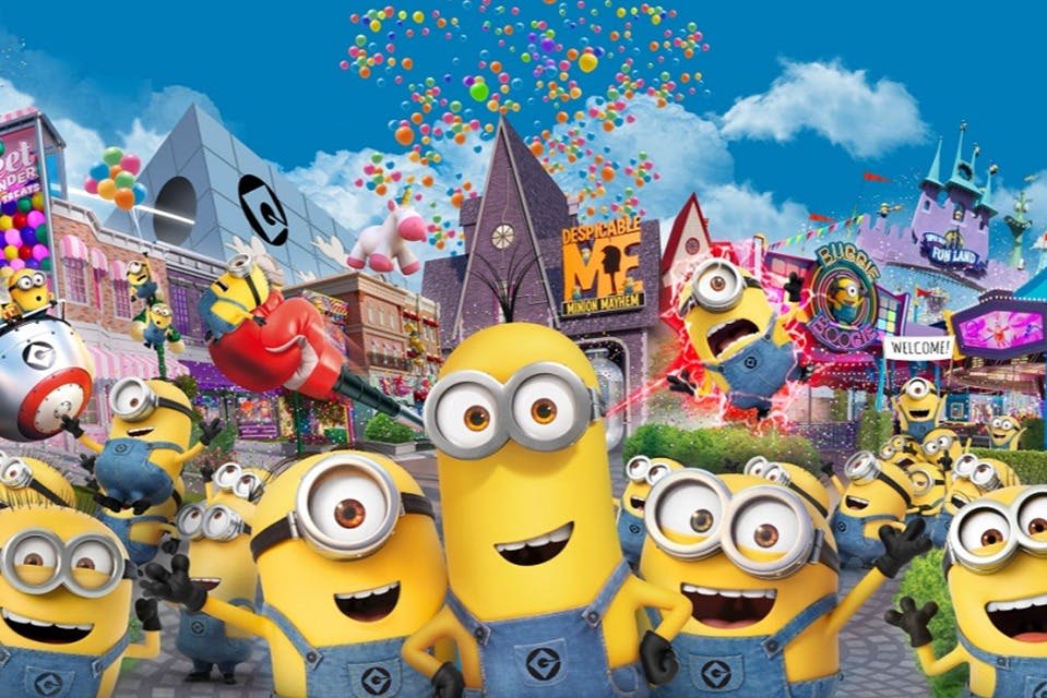 풍선과 푸른 하늘이 있는 다채로운 놀이공원의 노란색 만화 캐릭터 그룹.