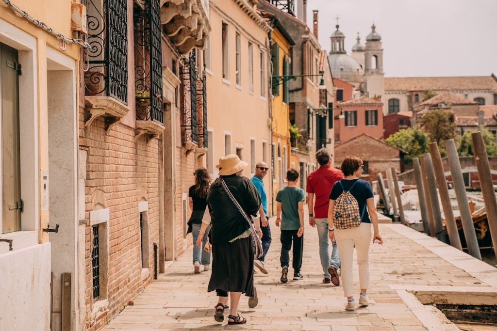 베네치아의 숨겨진 정통 거리를 걷다