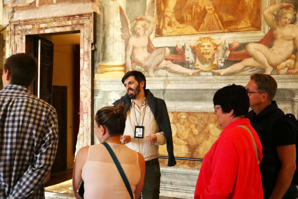 가이드와 함께 성 내부 둘러보기