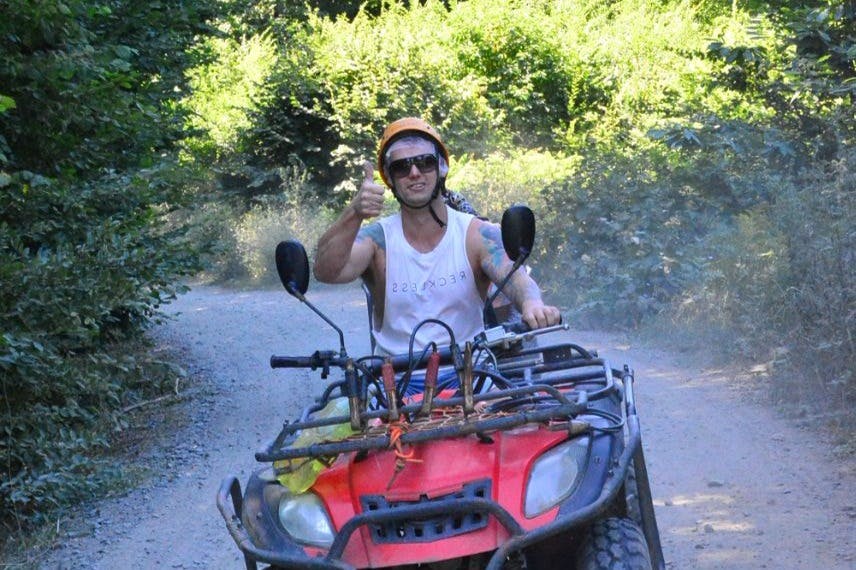 숲속에서 즐기는 ATV 사파리 어드벤처.