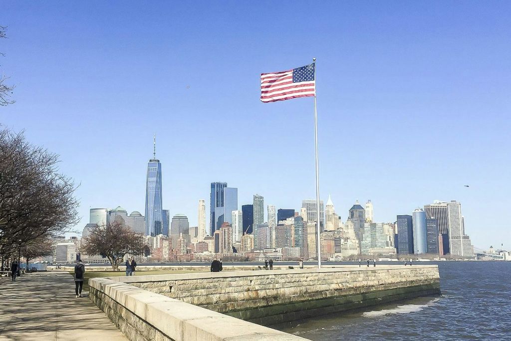 엘리스 섬에서 바라본 맨해튼 스카이라인 전망