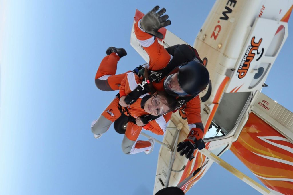 공급 업체 비행기 및 비행기에서 점프