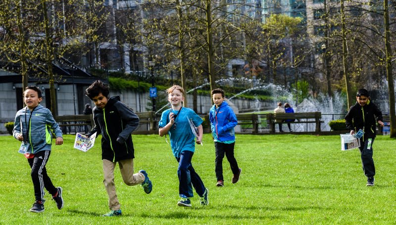 밴쿠버 브리티시컬럼비아주 콜하버의 한 공원에서 아이들과 함께