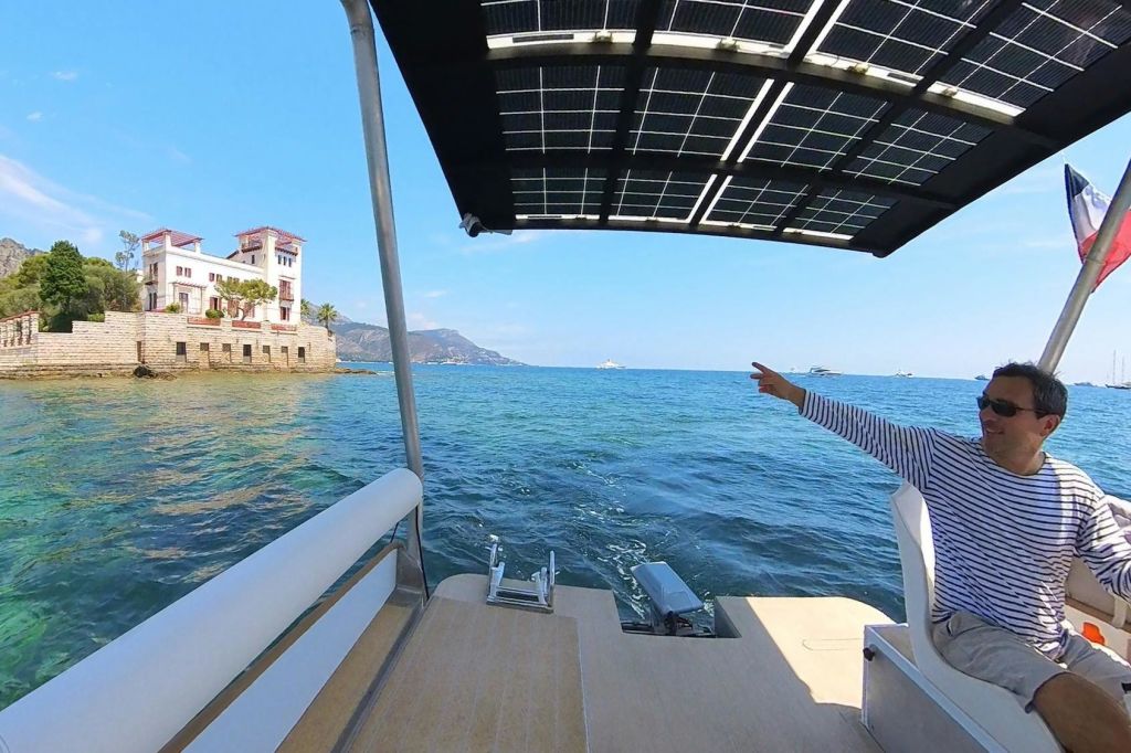 가이드가 가이드와 함께 바다에서 그리스의 저택 케릴로스를 둘러보세요.