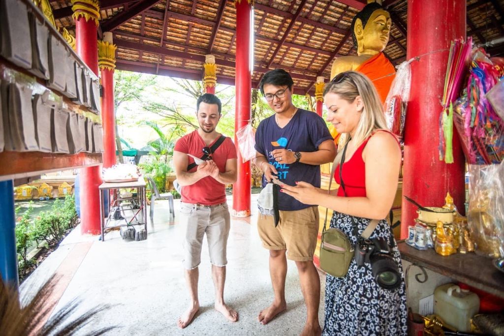 현지 사원 방문하기