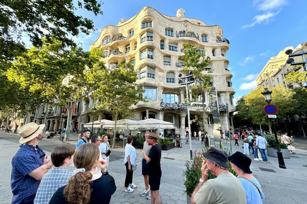 바르셀로나의 카사 밀라 (Casa Mila) 라고도 불리는 라 페드레라 (La Pedrera) 외곽의 방문객들은 가우디의 물결 모양 외관을 감상합니다.