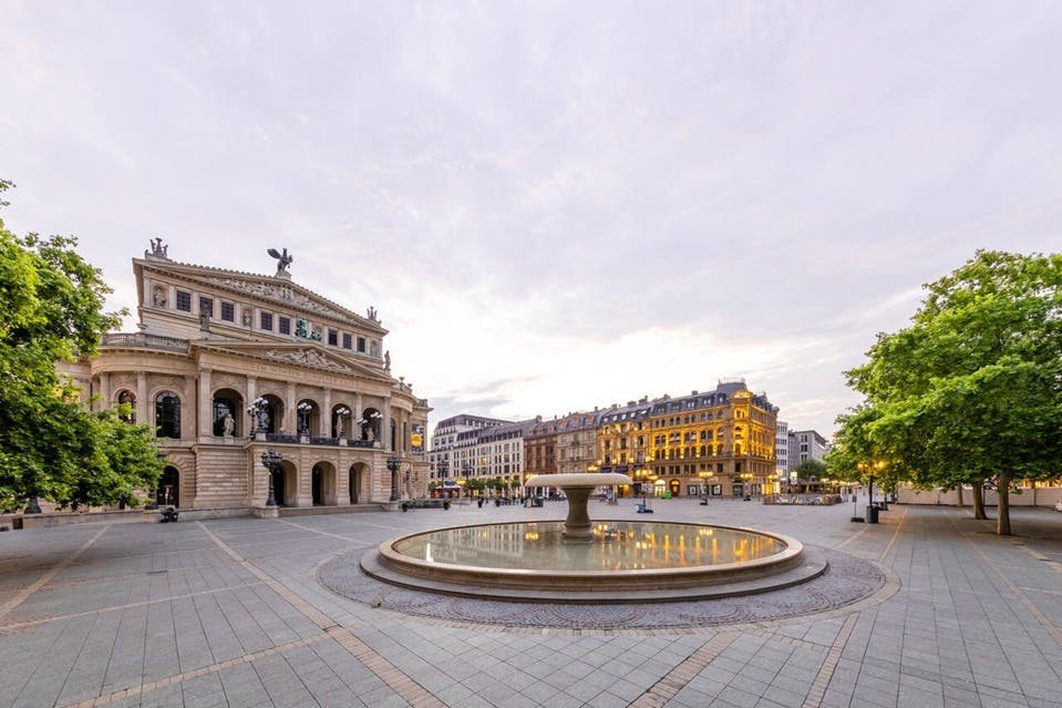 오페라 광장과 분수가 있는 오래된 오페라 하우스